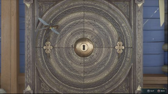 Hogwarts Legacy Daedalian keys - a key with dragonfly wings is fluttering next to a key lock.