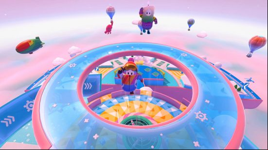 Best free PC games: The infamous beans of Fall Guys are dressed in winter outfits completing a map challenge