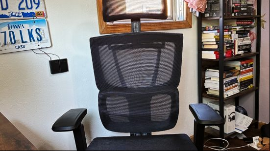 The front of the FlexiSpot C7 office chair