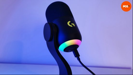 Review images of the Logitech Yeti GX microphone.