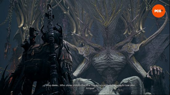 The Traveler approaches the One True King at the culmination of The Awakened King DLC in Remnant 2.