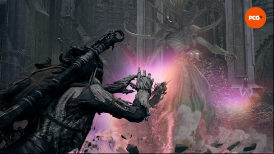 The One True King sends a burst of Fae magic towards the Traveler in the Awakened King DLC boss fight.