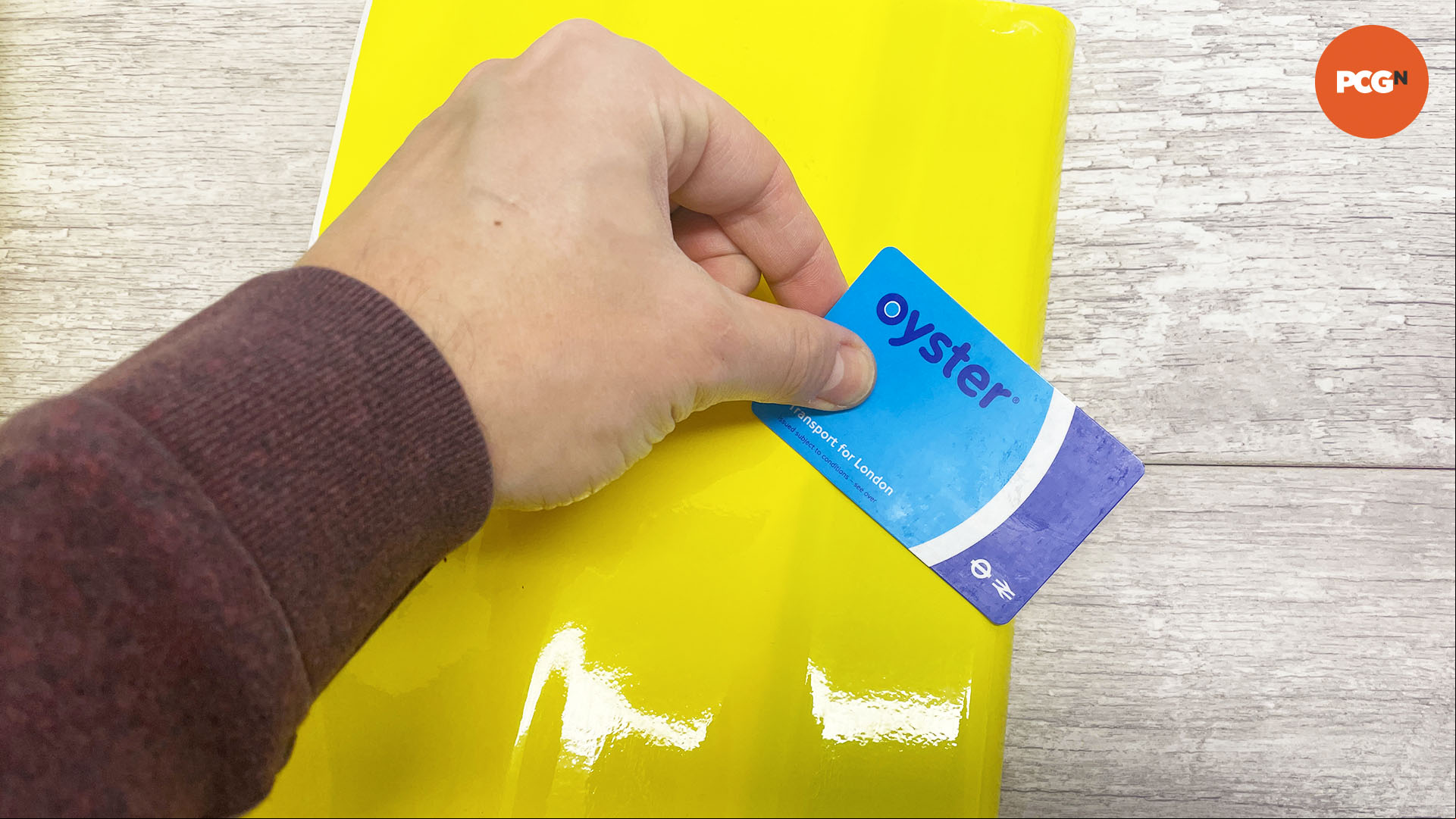 How to vinyl wrap your PC case: Apply with squeegee or credit card