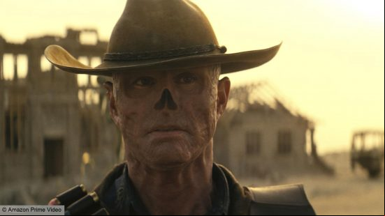 Best Fallout 4 builds: a ghoulish looking man with burned skin, wearing a cowboy hat.