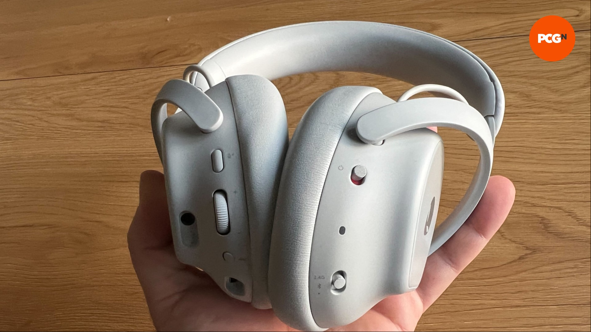Alienware Pro Wireless on ear controls