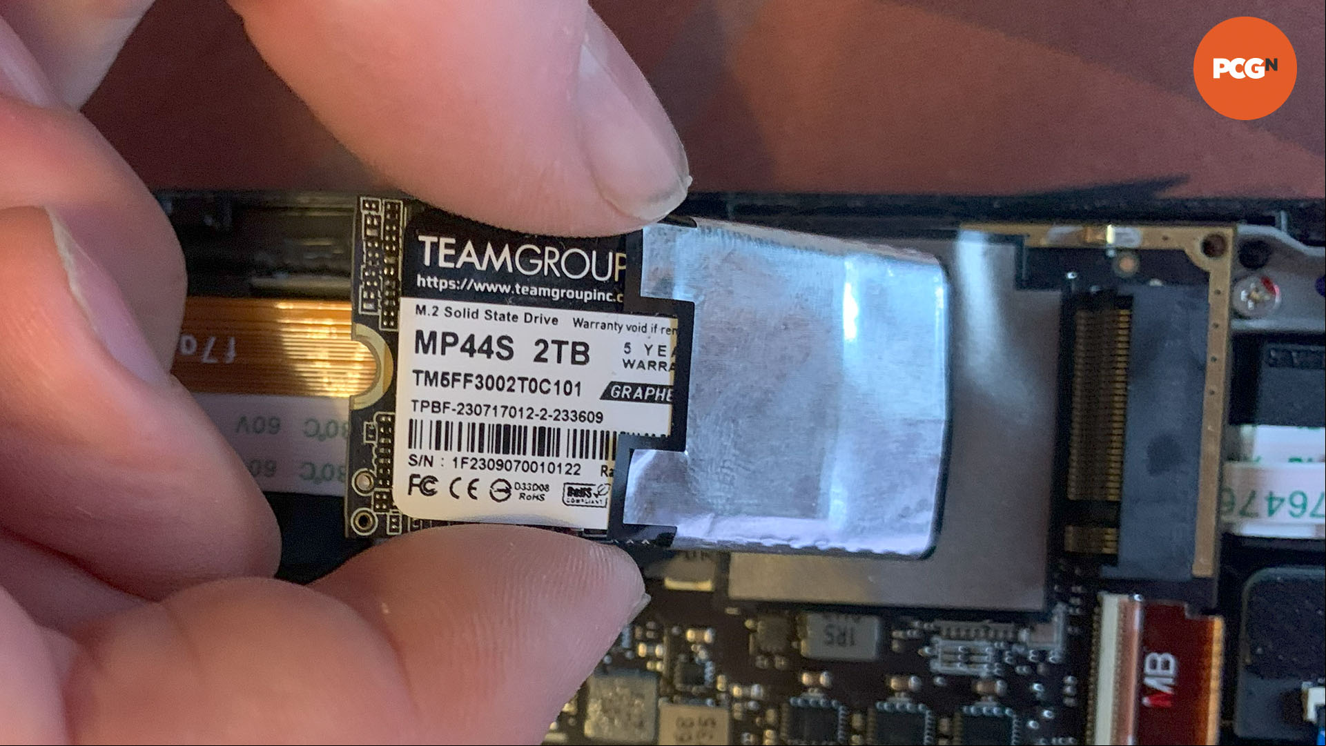 TeamGroup MP44S review: Installing SSD in Steam Deck.