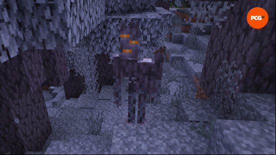 The Minecraft mob The Creaking blends into a Pal Garden, only seen by his resin-colored eyes.